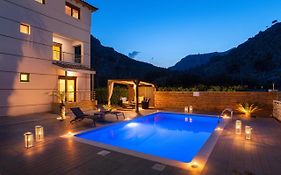 Costa Costa Villa - Luxury Villa